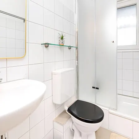 Smart Home - Essen - Perfect For 5 Guests! Central - Balcony - Netflix - Free Parking Zone Exterior photo